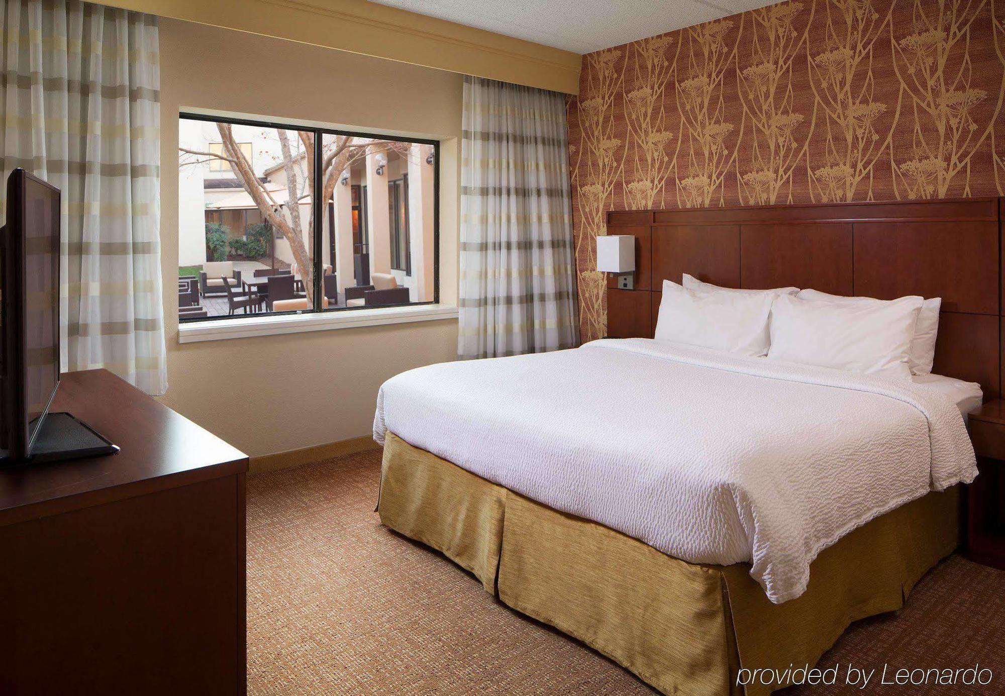 Courtyard Charlotte Arrowood Hotel Exterior foto